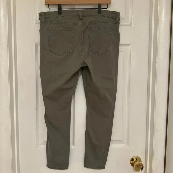 Gap Cropped Mid-Rise Favorite Jegging in Vintage Palm Green - Picture 2 of 11